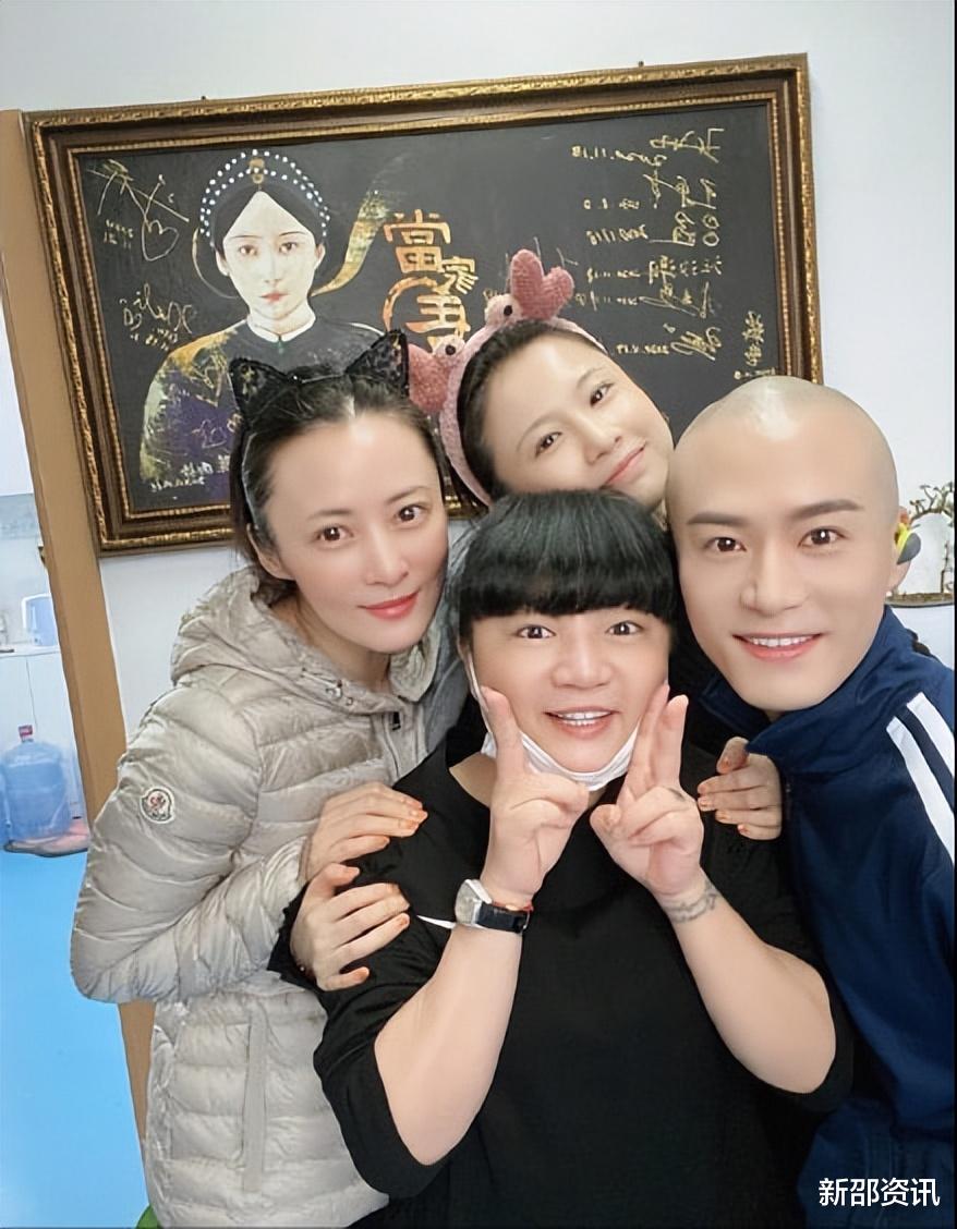 明星素颜|蒋勤勤一家三口看展被偶遇,素颜紧绷很自然,全程有摄影师跟着