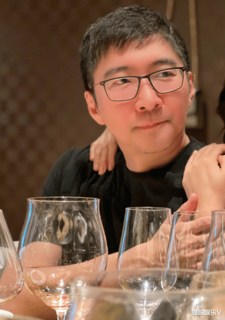 陈楚生|45岁陈数庆结婚14周年,与老公亲密露肩太恩爱,甜蜜微笑很幸福