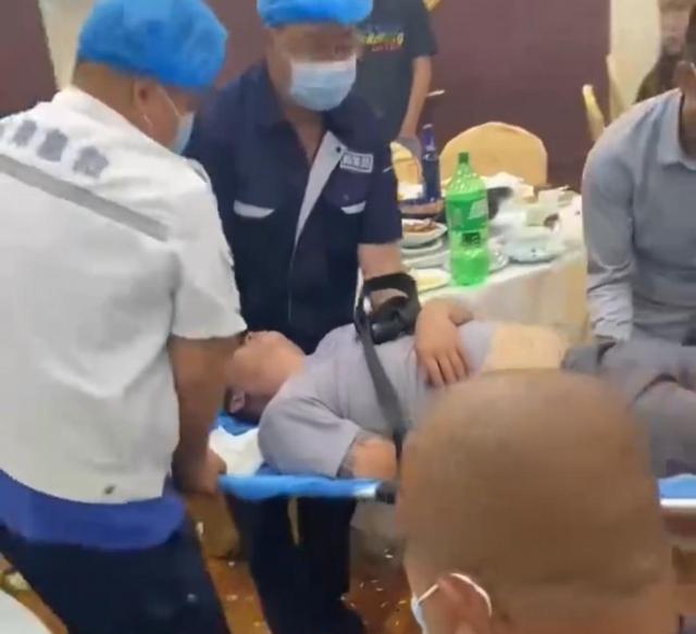男子酒席上逞能表演白酒对瓶吹,邻座劝阻被他躲开,终被120拉走