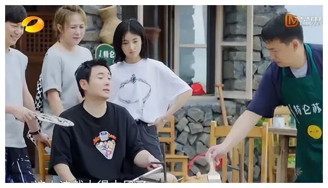 何炅|“人走茶凉”何炅:揭娱圈黑幕遭资本报复,唯有沈腾马丽前来报恩