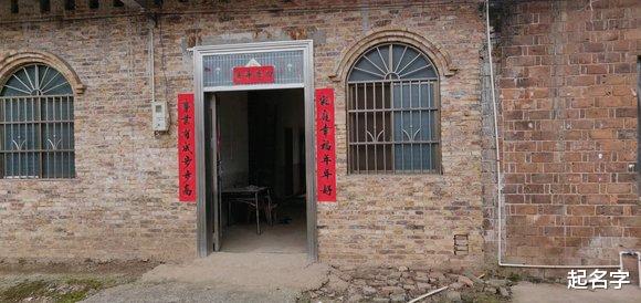 阳宅风水:房前一棵几十年的香椿树,去年突然死了,对家里有没有影响?要不要砍掉?