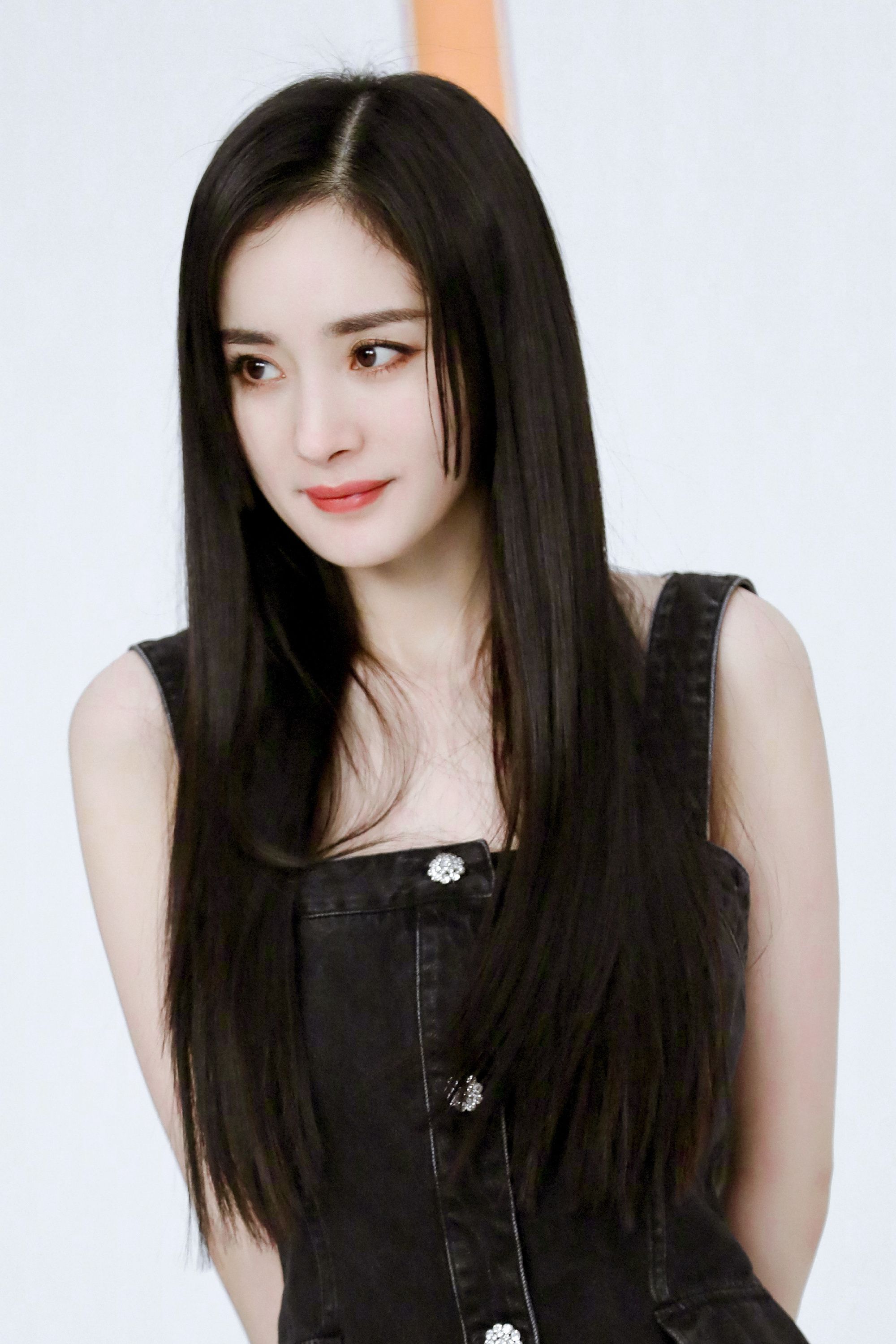 杨幂|被杨幂的新造型美到了!长发飘飘尽显玲珑身材,35岁脸蛋好迷人