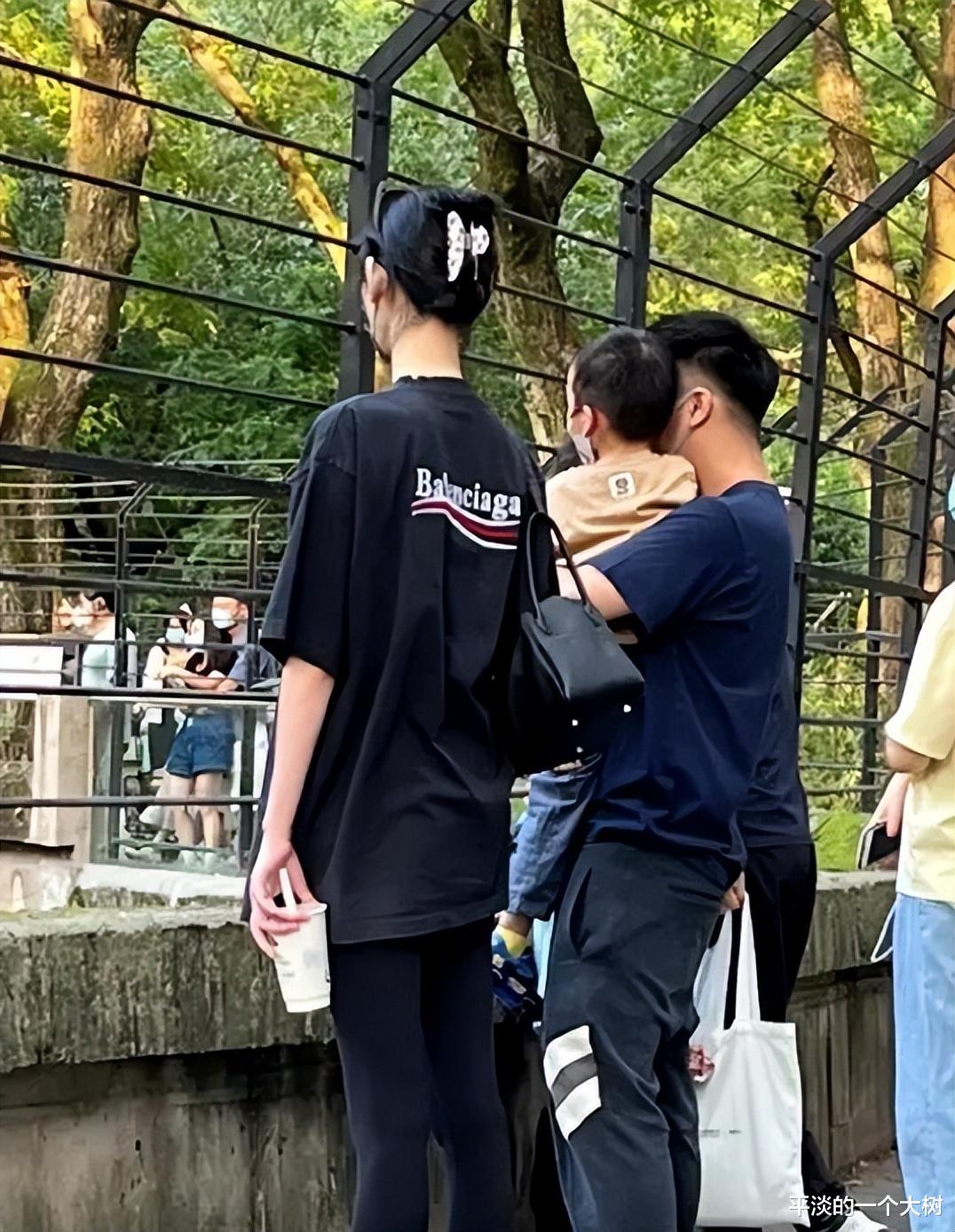 奚梦瑶|奚梦瑶何猷君带3岁儿子外出游玩，一家三口同框画面温馨