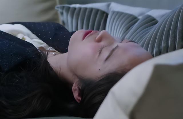 苏明玉|三看《都挺好》：才顿悟苏明玉喝醉后，喜欢睡在浴缸里的真实原因