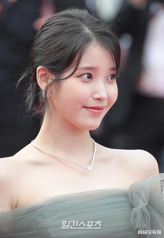 iu|女神降临!IU李知恩戛纳电影节红毯照公开,1亿+韩元项链吸睛