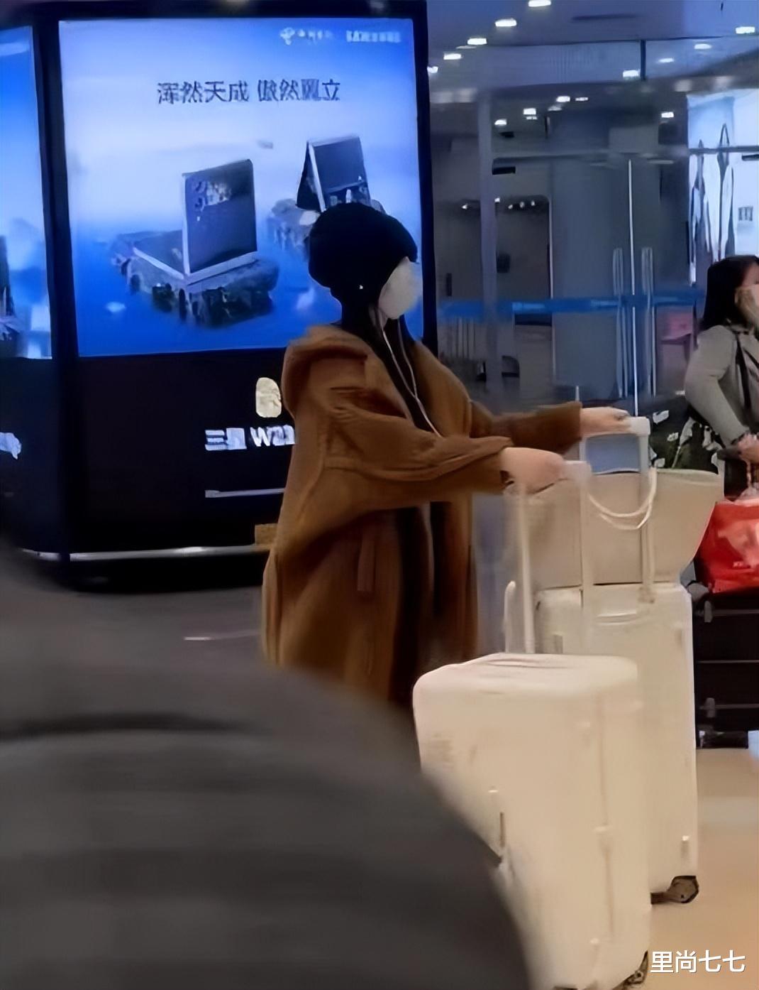 李嫣|李嫣放假回家!路人镜头下全身大牌像明星,品味太像王菲了