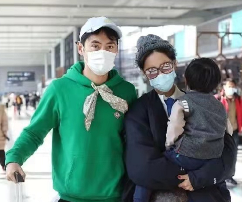 贾玲|张歆艺一家三口高调走机场!袁弘穿绿卫衣扮嫩,3岁儿子个头不小
