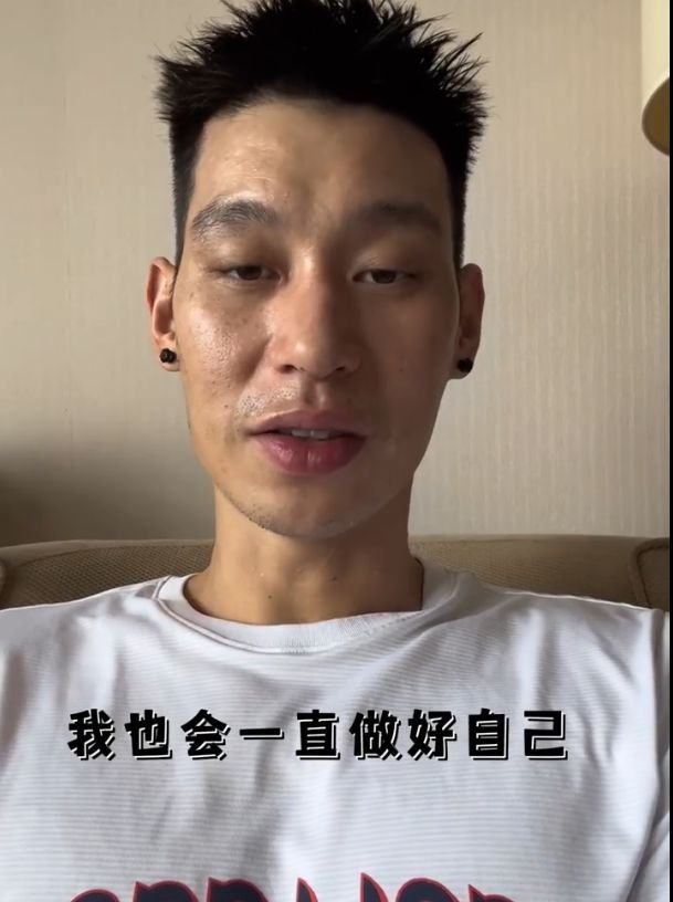 阿Sa|林书豪逛夜市被偶遇，手提塑料袋打扮低调，独自走街上无人认出