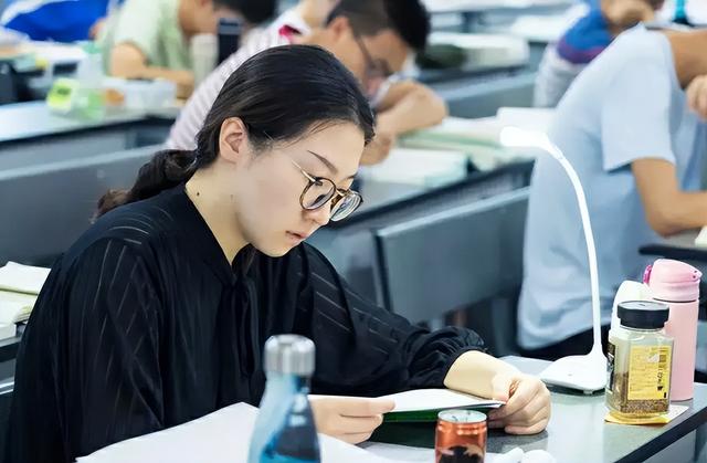 穿衣搭配|情侣双双入职烟草公司,发出的薪资明细让人羡慕,年终奖属实可观!