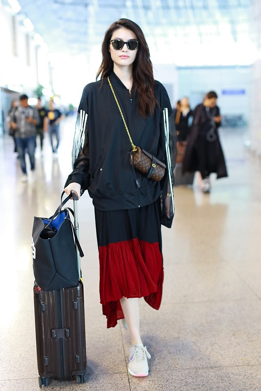 超模何穗拍写真,收腰风衣配蓝绿色渐变百褶半身裙清爽优雅很春天