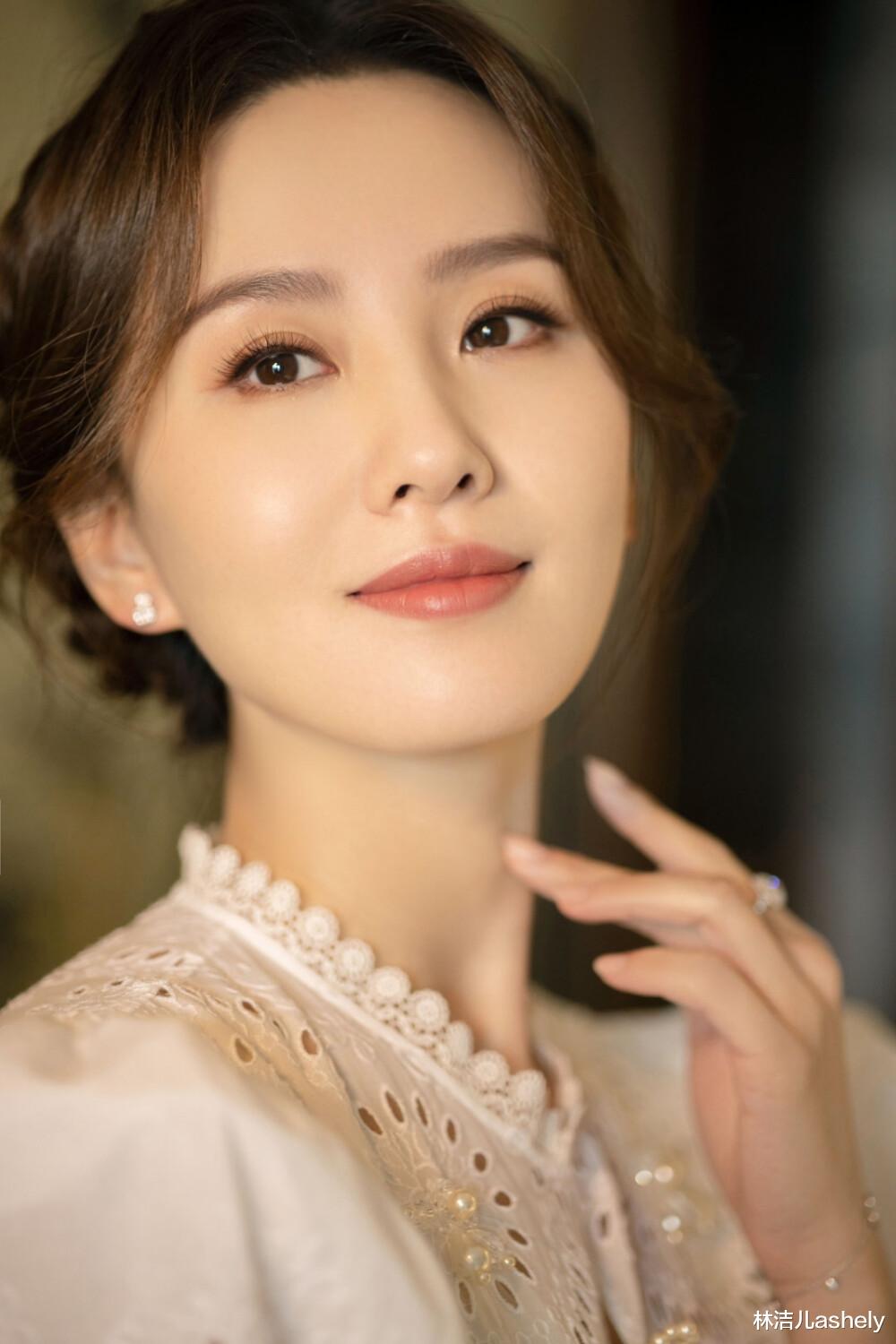 刘诗诗|刘诗诗是淡颜美人天花板？get同款“减法妆容”，更有精致高级感