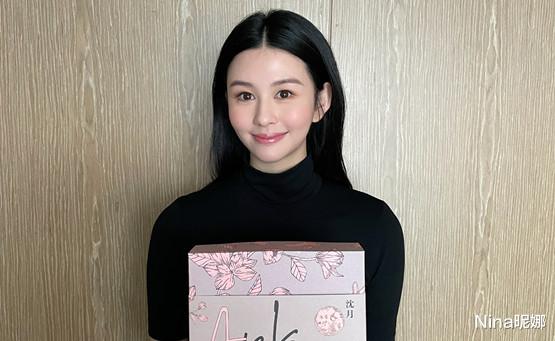 |邱淑贞女儿长变样了！22岁圆脸还有婴儿肥，穿吊带裙胖一圈没妈妈高级