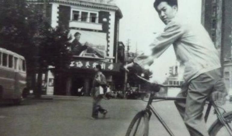 92年上海女子向门外泼水,被4人围殴5分钟,逮捕后大闹派出所