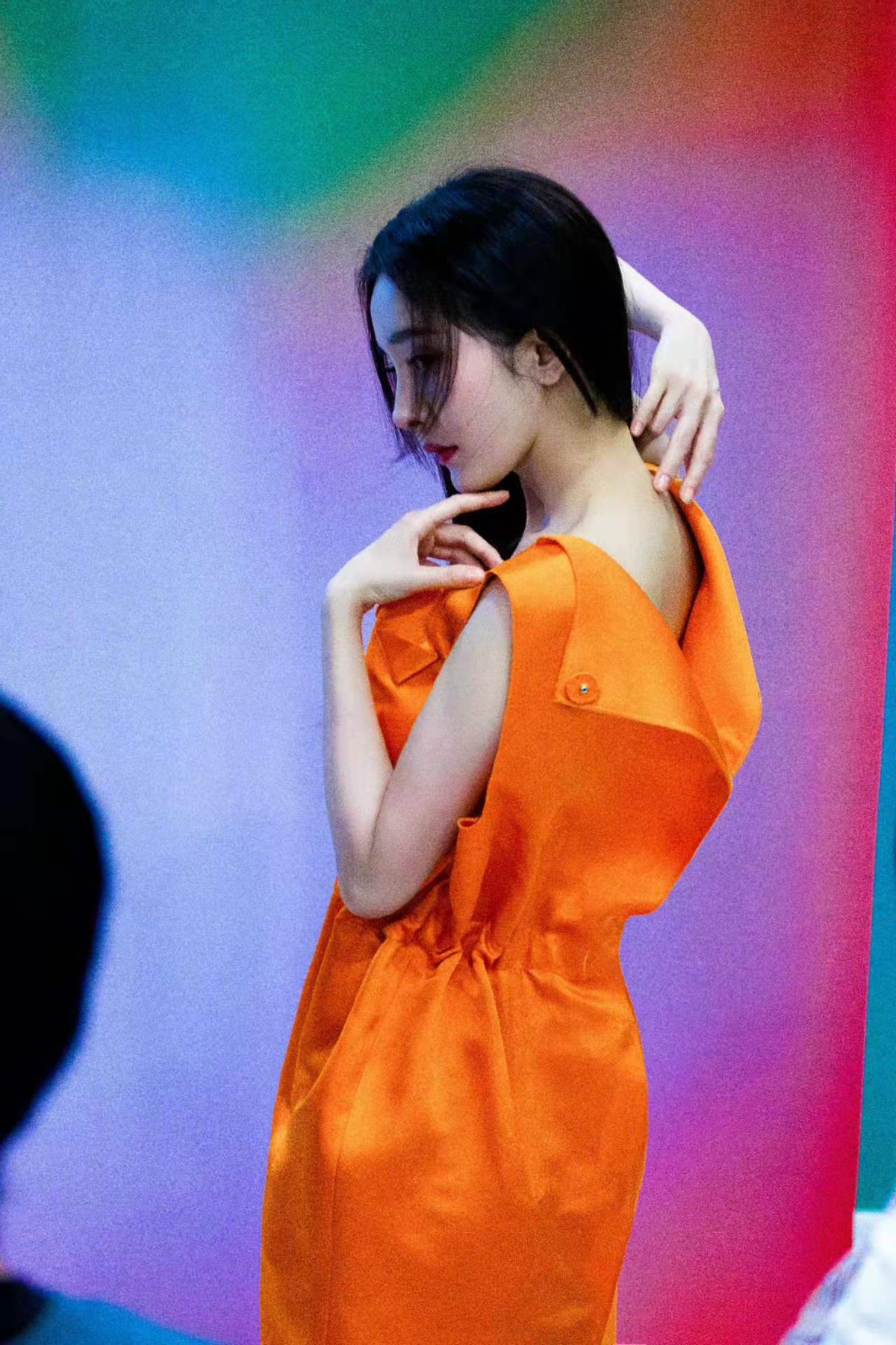 杨幂|杨幂最新大片曝光!穿金色亮片裙牛奶肌快白到发光,身材真是火辣