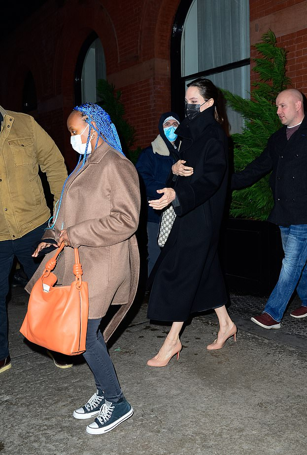 安吉丽娜·朱莉|朱莉大冬天光腿穿大衣亮相！17岁非洲养女电光蓝非洲辫太抢风头了