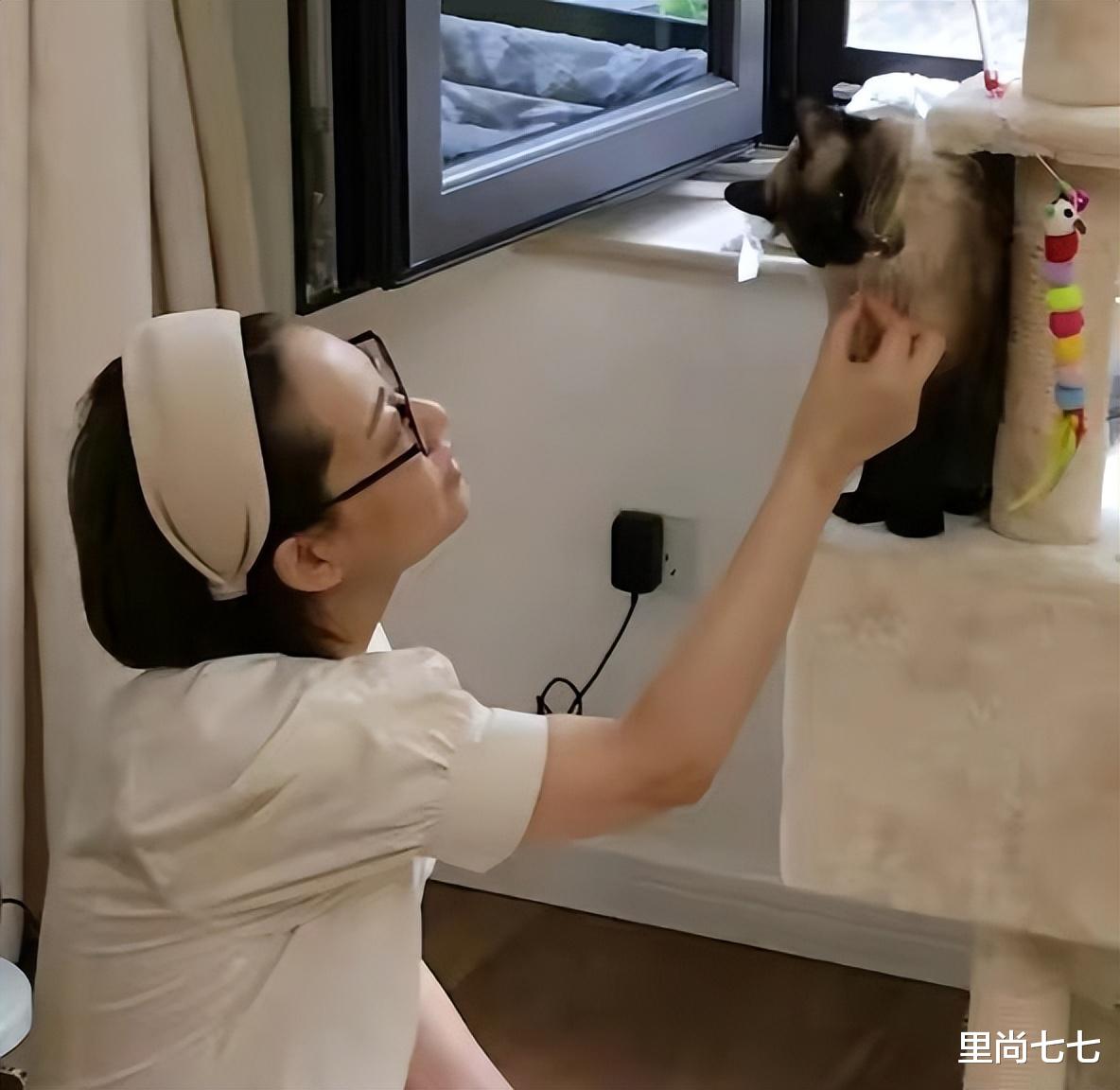 短发 张卫健老婆罕见晒照，胖了一圈好富态，剪短发气质好温柔