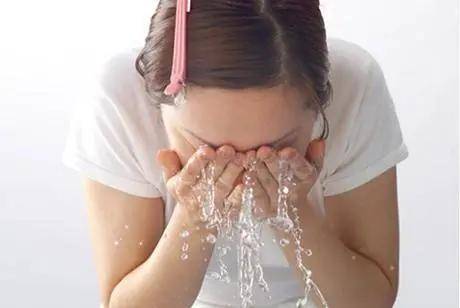 聚美涵熙祛痘:如果你肌肤干燥紧绷,你可以试试这么做!