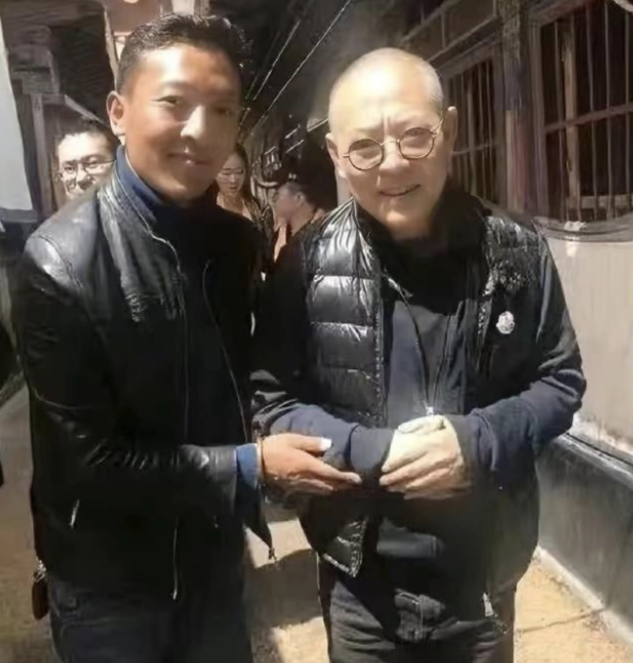 李连杰|李连杰又去拜佛,61岁利智和2个女儿陪同,他为什么如此热衷佛学