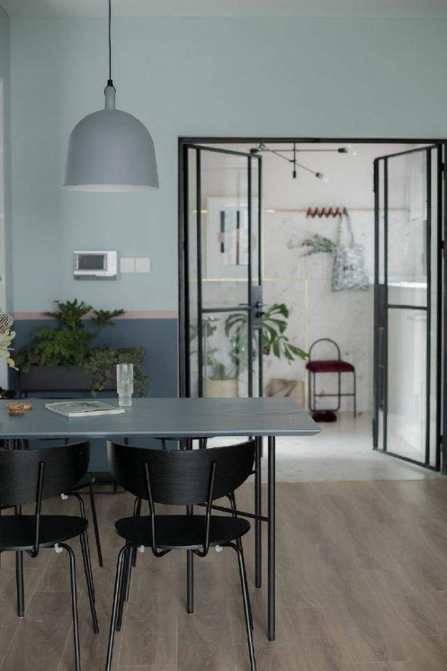 85平北欧风二居室,原木质感与浅蓝色调相互搭配交织出明亮感