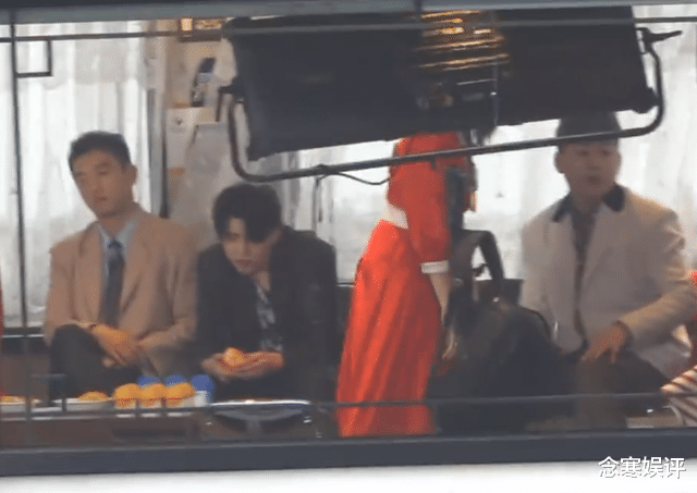 蔡徐坤|蔡徐坤男人味愈发十足,用嘴大口大口地啃橘子,胡彦斌都看呆眼了