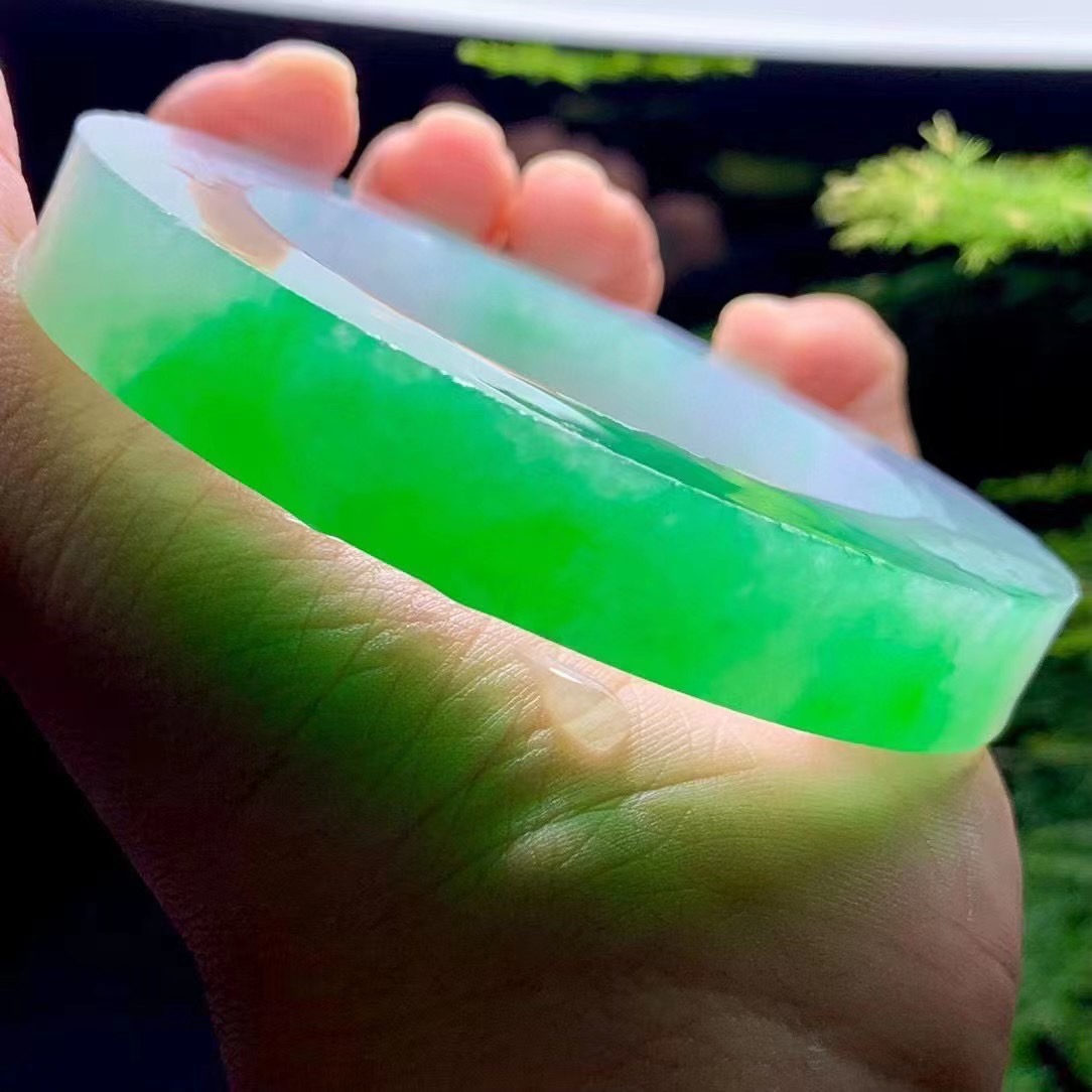 翡翠手镯|【飘阳绿翡翠手镯胚】 【尺寸】55-12.5-11.5mm , 似花般嫣然,似光般魅离轻柔温润…色浓色阳娇艳古典…灵动温婉…