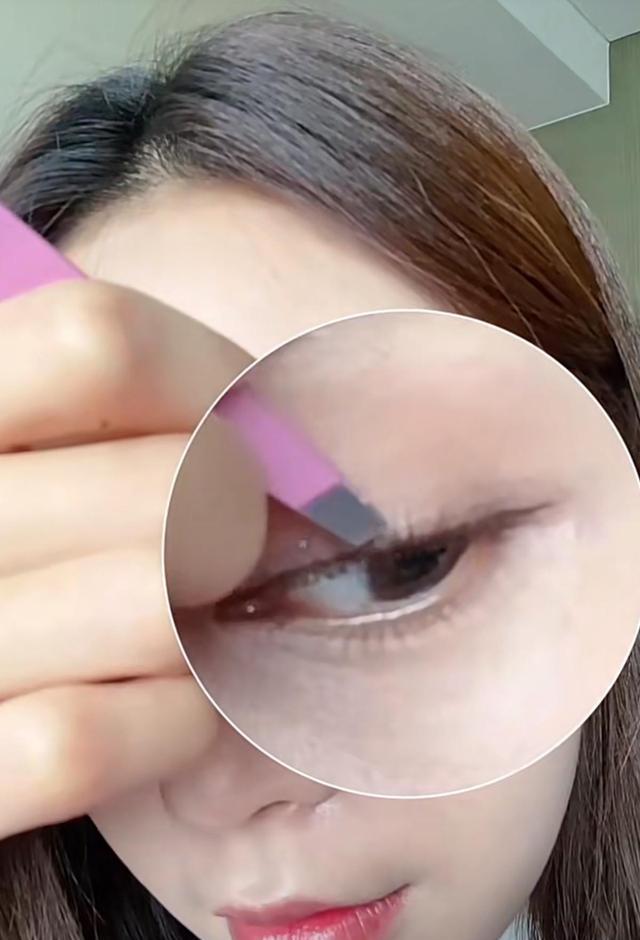 沈梦辰|沈梦辰分享粘假睫毛的方法,近照发际线堪忧,穿千元上衣很少女