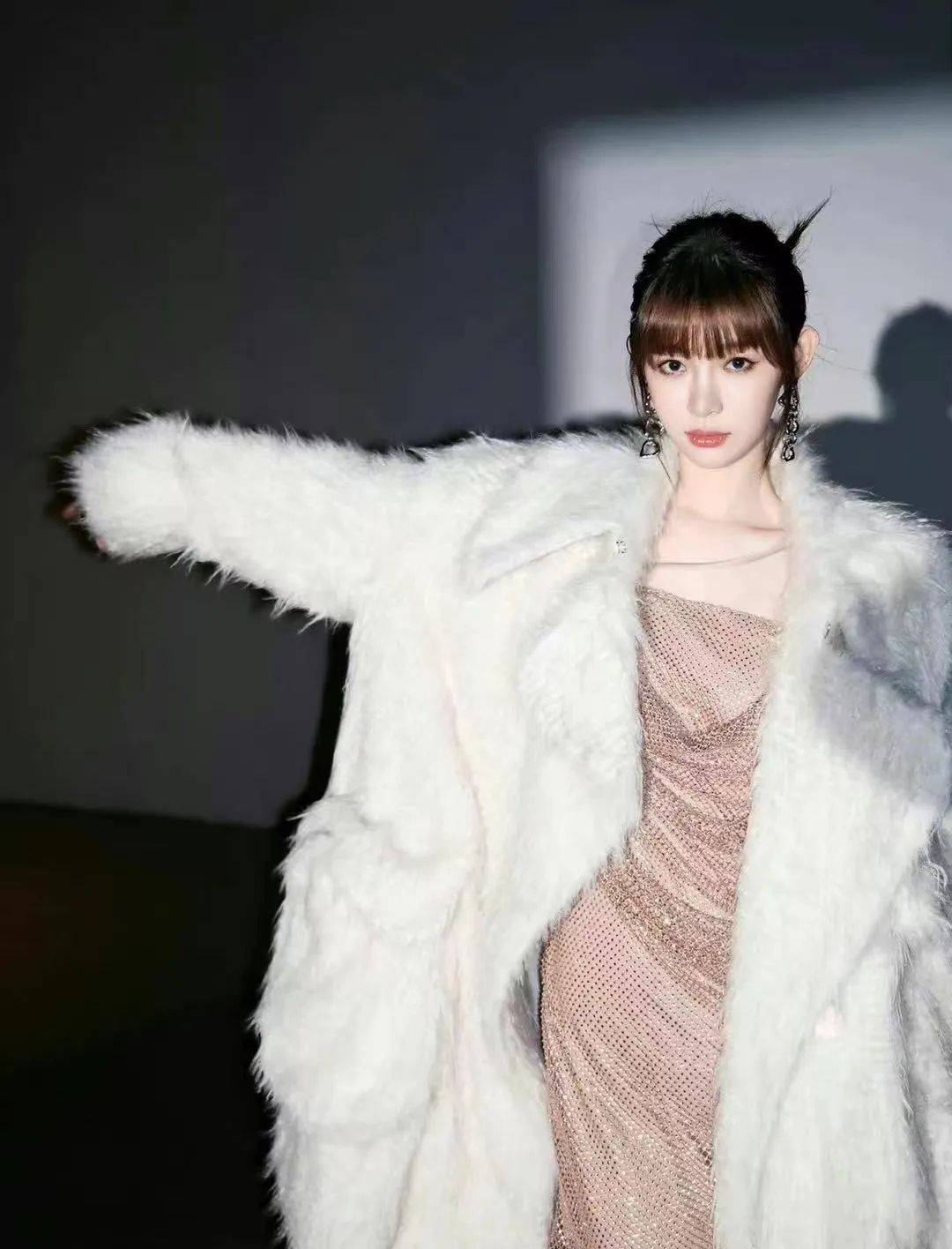 官宣|?性感女星恋上50岁离异胖老头!男方直播捞百万,对女方妈妈上下其手母女通吃?