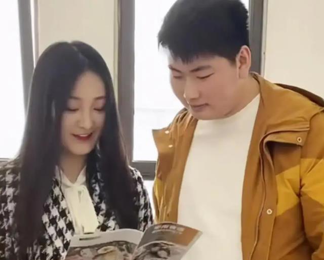 陈亚男|朱小伟疑将准备婚礼，与未婚妻外出被偶遇，互动亲密被指是真爱