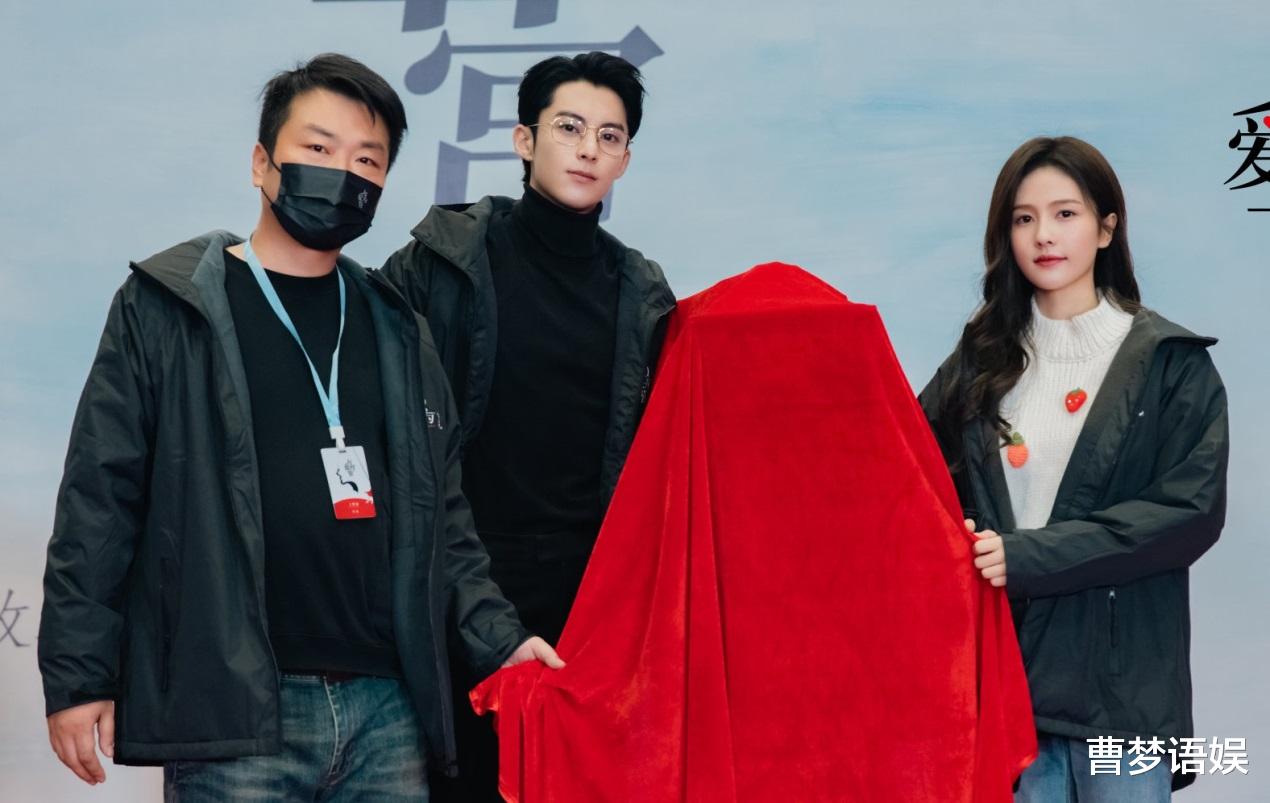 白鹿|白鹿《以爱为营》曝路透，低头走路神似晚晚，职场造型引网友群嘲