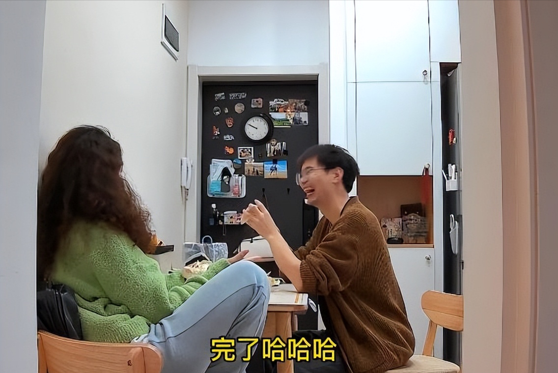 浙江杭州,男子失业很焦虑,女友开导很贴心:我周末打工养你!