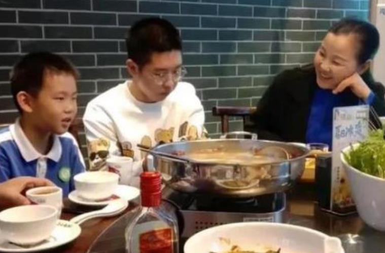 |孙卓奶奶被网暴，称愿意跟买家当亲戚走动，网友称绝对不能再来往