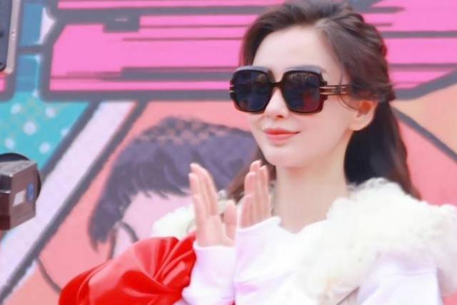 Angelababy|离婚后的杨颖再惹争议,“剧组养胎”网友热议,幸好黄晓明脱身早