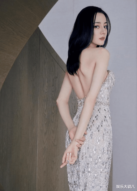 迪丽热巴|迪丽热巴现身机场做核酸，条纹上衣牛仔裤十分随性，休闲打扮下难掩好身材