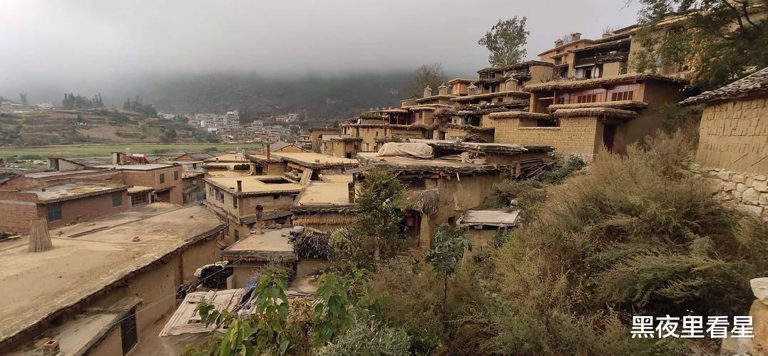 东南亚旅游|泸西一超奇葩古村落,家家相通户户相连,有“泸西布达拉宫”之称