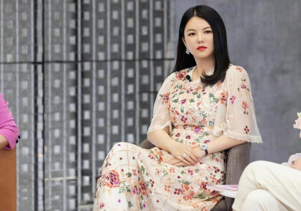 李湘|李湘从不刻意隐藏自己的身材，虽然看着有些胖但不丑，穿花裙好美