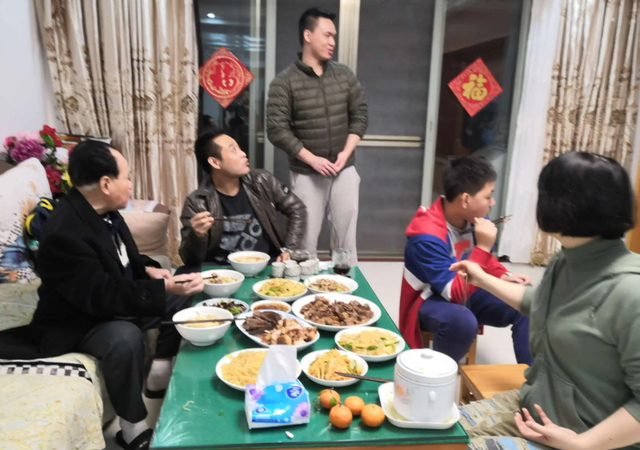 “亲戚做客却不准我女儿上桌”,宝妈发飙被指小气,网友是人间清醒