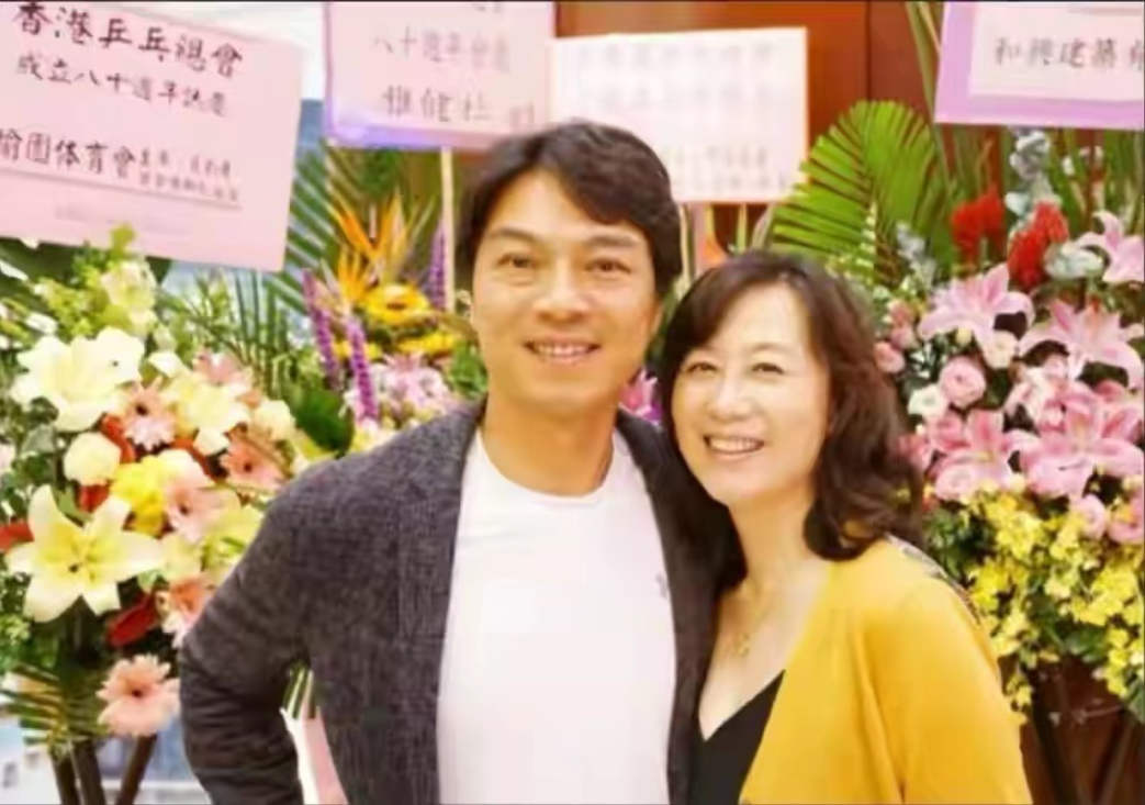 吴玉芳|吴玉芳：25岁嫁“乒乓王子”，生了2个漂亮女儿，年近60美成30岁