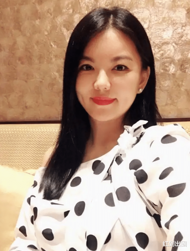 李湘|李湘凌晨两点喝酒解闷,穿V领衫戴大串珍珠,浓妆艳抹瘦出尖下巴