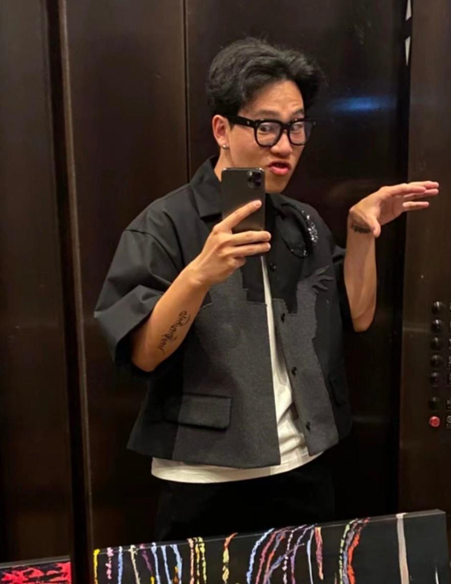 陈坤|陈坤儿子身居国外大变样!身穿价值六千的短袖,纹身夸张神态显成熟