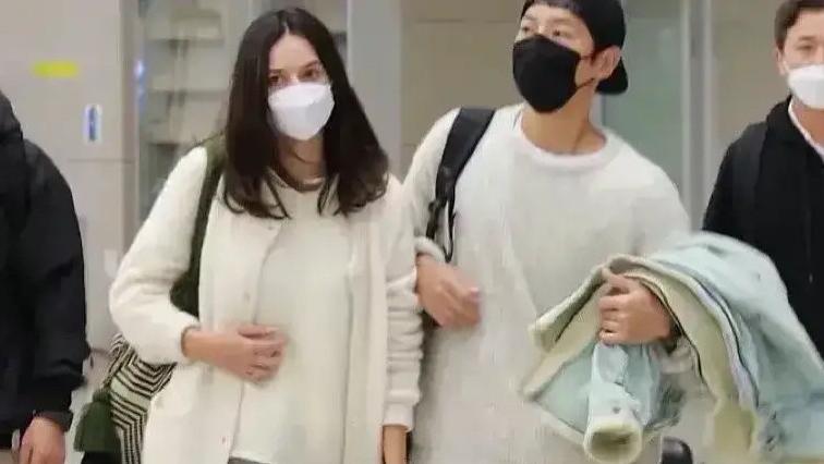 宋仲基|37岁宋仲基官宣恋情！亲密互动全被拍，颜值高不输宋慧乔