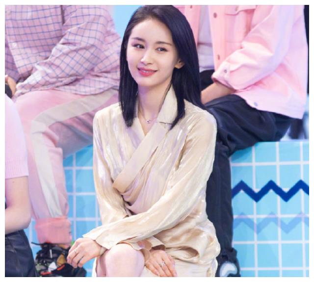 明星|助理跪地举话筒，跪地帮明星穿鞋，片酬上亿，明星不需要大家心疼