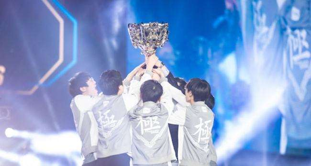 karsa|阿水邀请肉鸡来双排,却惨遭Rookie拒绝?只因有Karsa这条大腿