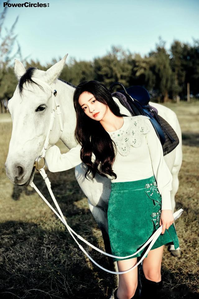 玫瑰|周洁琼红裙写真，玫瑰在冬日盛开