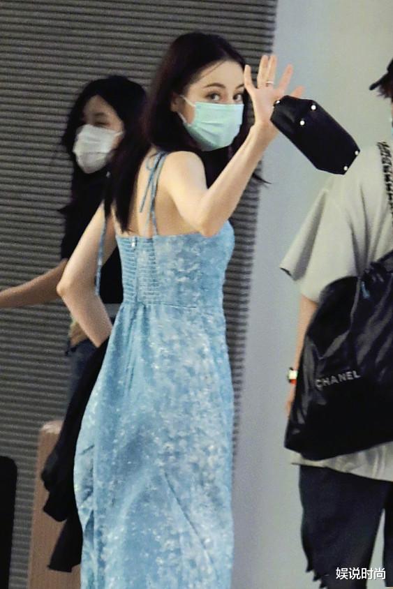 迪丽热巴|迪丽热巴温柔清新的穿搭有多美？一袭蓝色吊带裙，美到心坎里