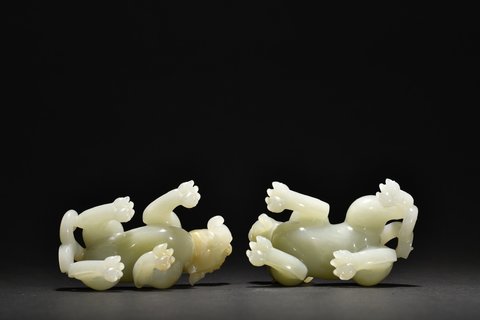 |清代 和田玉螭龙摆件一对