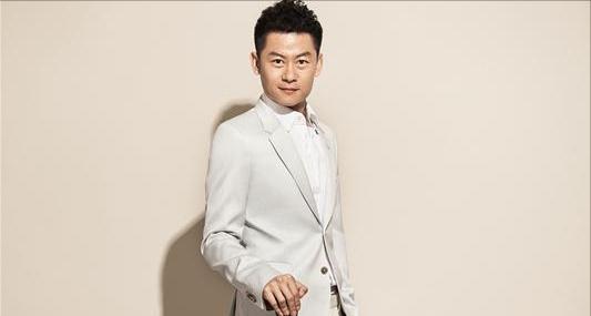 李健|李健：凭“孙成海”被熟知，24岁娶小5岁初恋，婚后14年仍恩爱如初