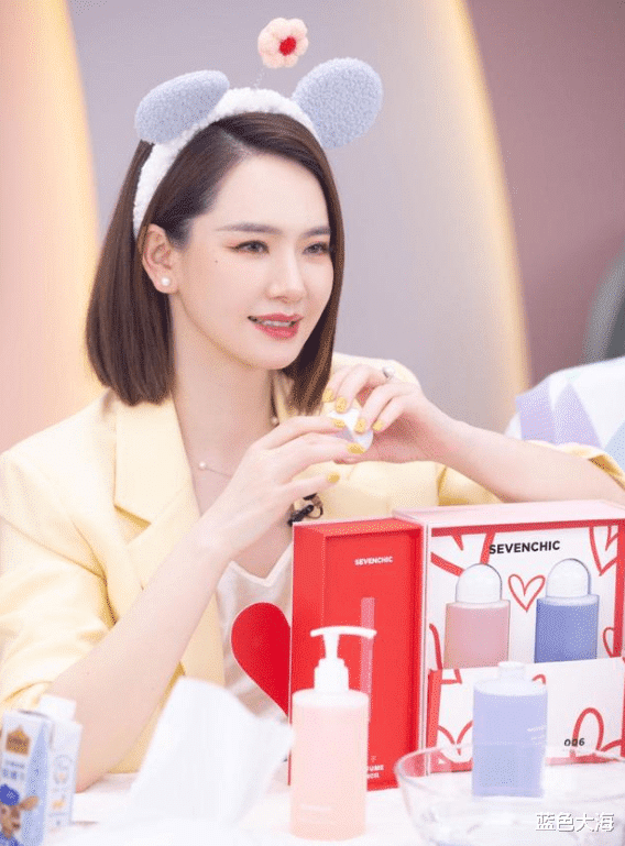 戚薇|富婆戚薇：因一瓶香水让何炅道歉，后直播卖假货拒不认错宣布退圈