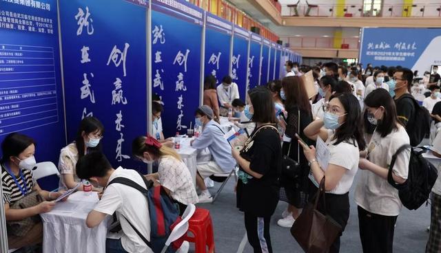 大学生|HR讽刺求职大学生：不知几斤几两？名校毕业要求月薪5千也过分？