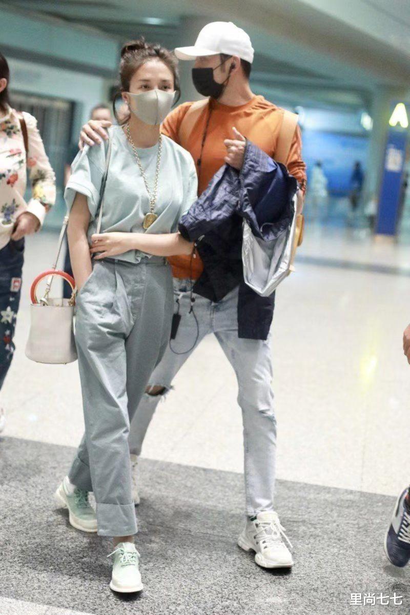 杨烁|杨烁夫妇走机场，强秀恩爱互动却生硬，娇妻打扮潮流不像家庭主妇
