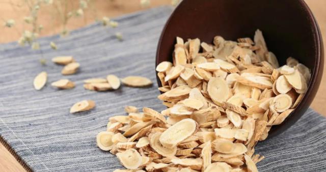 黄芪|服用黄芪又怕上火？黄芪有“搭档”，搭配一起喝，好处翻倍不上火